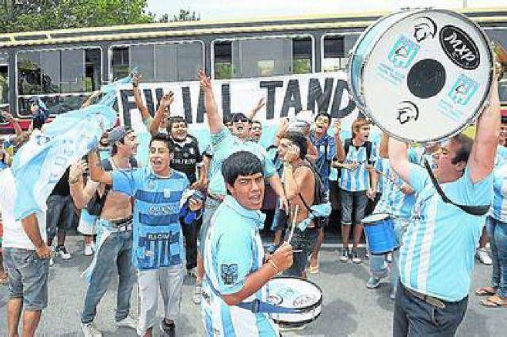 Los hinchas recibieron a Racing en Tandil