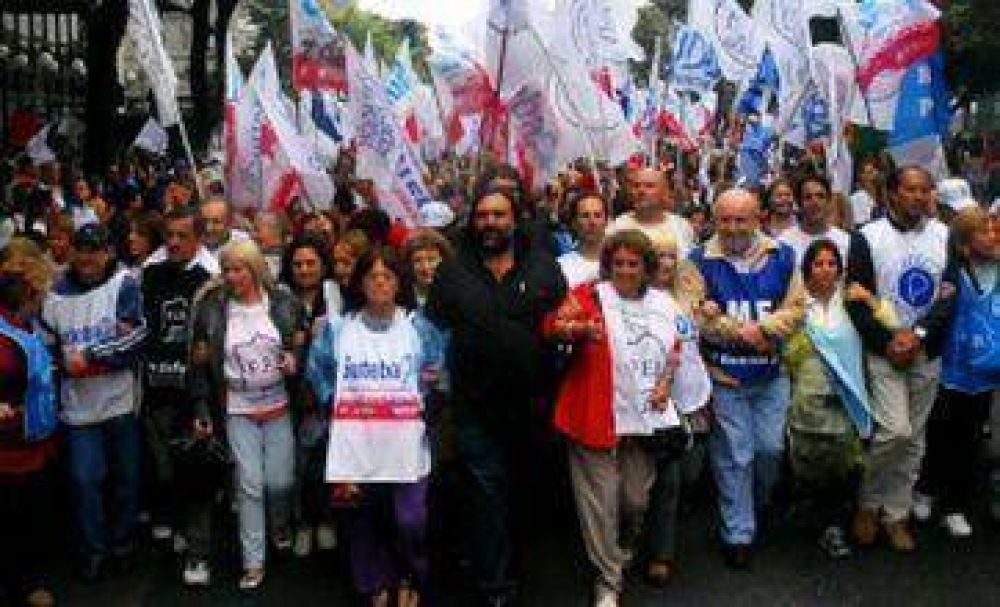 Docentes:"El sueldo est� lejos de la canasta"