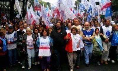 Docentes:"El sueldo est� lejos de la canasta"