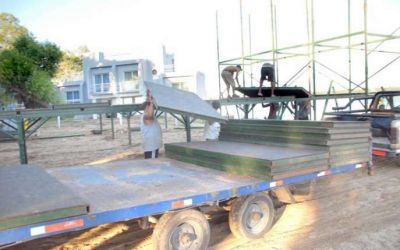 Ya se levanta el escenario de la Fiesta de la Playa