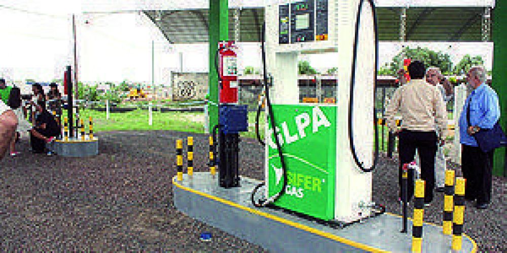 Inauguraron la primera estacin de servicio de autos a gas en Formosa