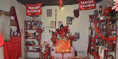 Cientos de devotos visitaron al Gauchito Gil en su d�a