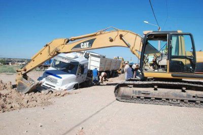 Un cami�n se hundi� en la calle Gaich y dej� cuatro barrios sin agua potable