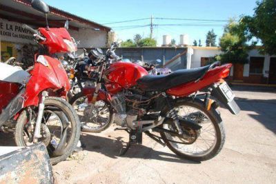 Muri� otro motociclista en la ciudad: un auto lo choc� en un cruce con sem�foros