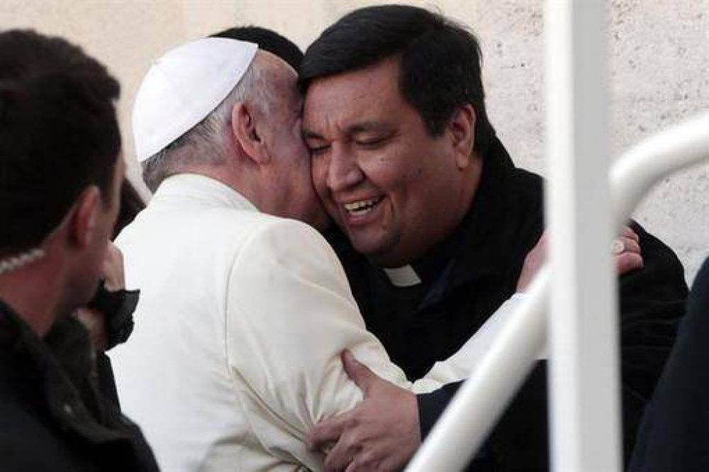 Francisco subi� al papam�vil a un cura posade�o