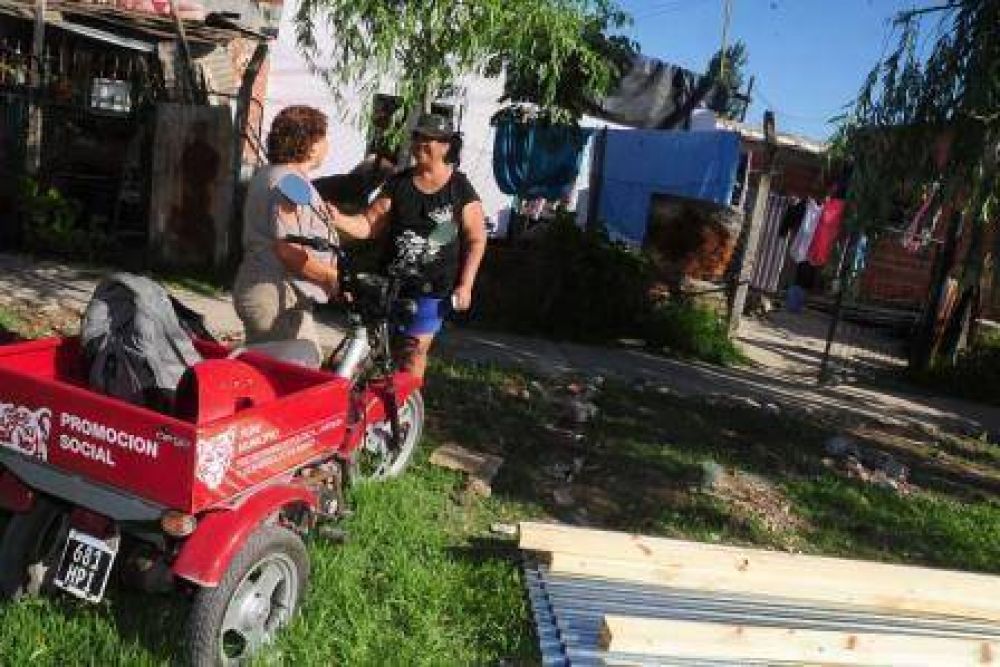Entregan ayuda a los vecinos de Tigre tras el temporal 