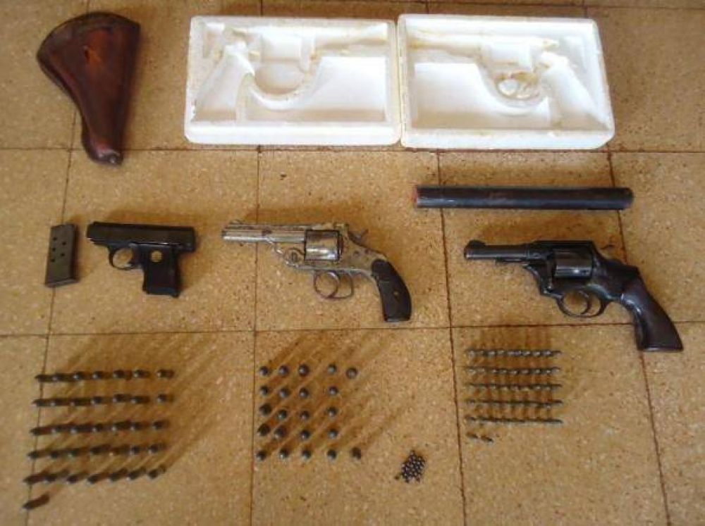 Encontraron un arsenal en una vivienda de Los Helechos
