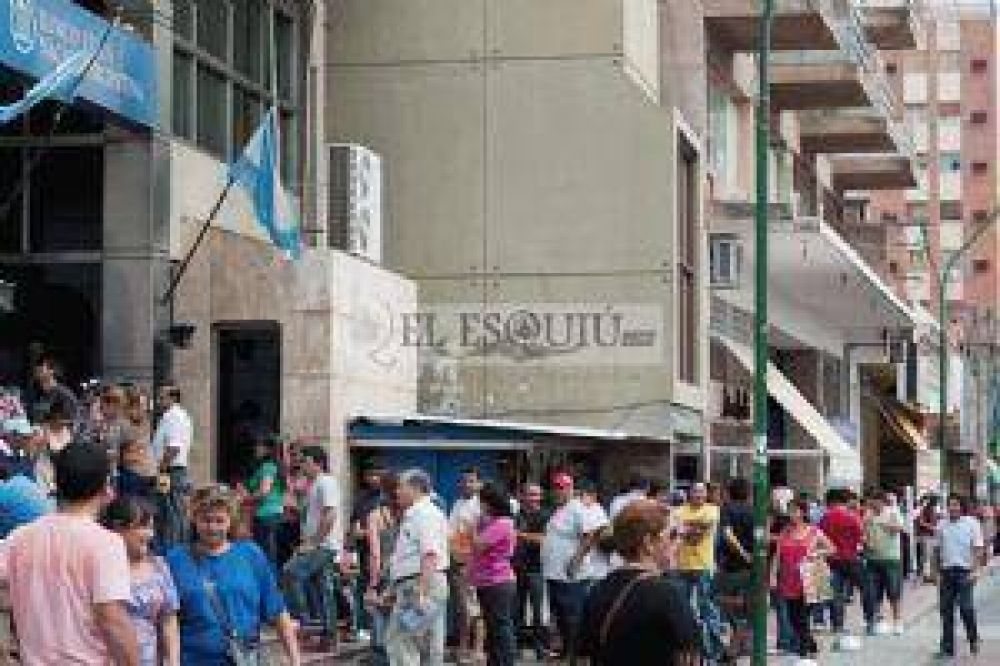 Volvieron las interminables colas en busca del �Stop Debit�