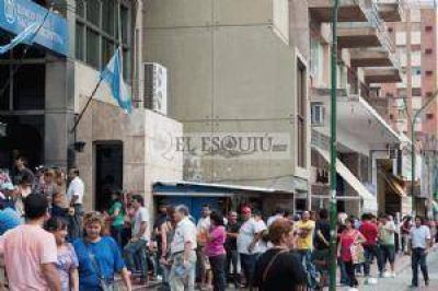 Volvieron las interminables colas en busca del �Stop Debit�