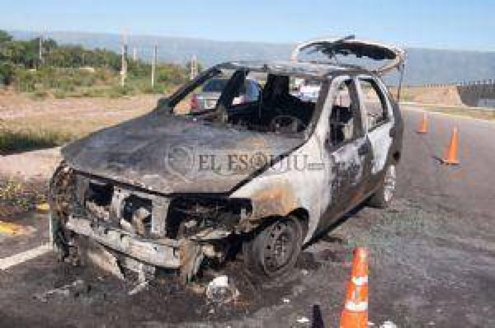 Se incendi� un auto en el ingreso a la Circunvalaci�n