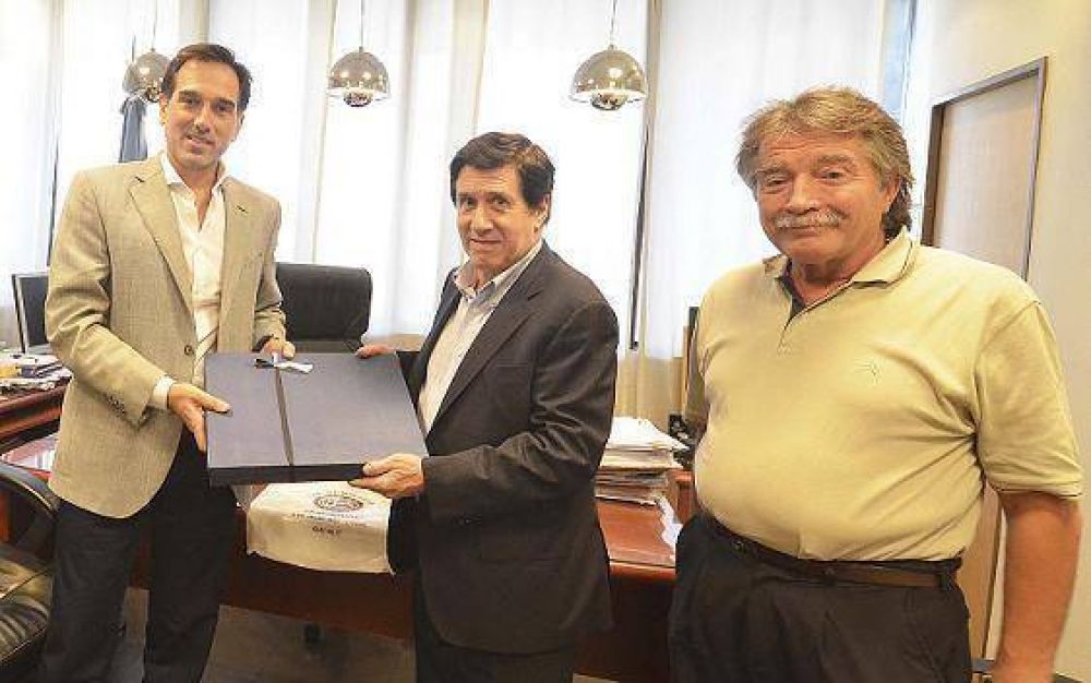 EL INTENDENTE DAR�O D�AZ P�REZ RECIBI� AL PRESIDENTE DEL CLUB ATL�TICO LAN�S ALEJANDRO MAR�N
