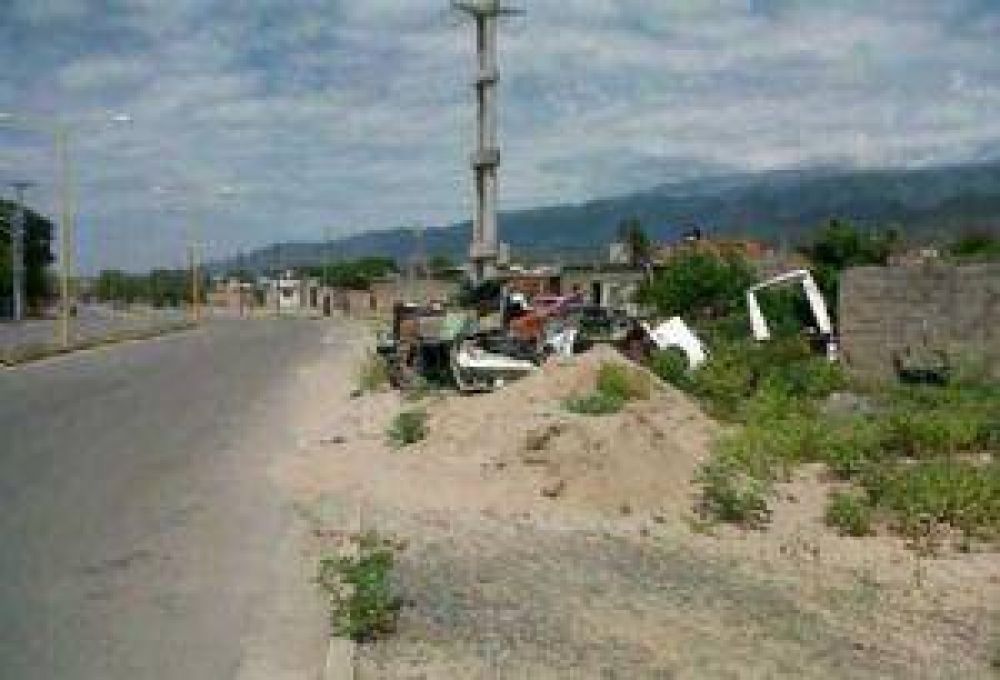 Reclaman por dep�sitos de chatarra en avenida
