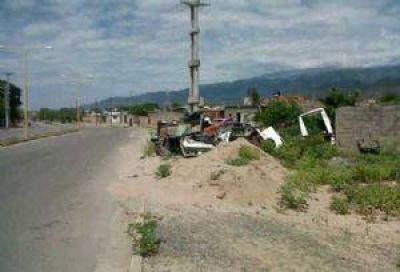 Reclaman por dep�sitos de chatarra en avenida