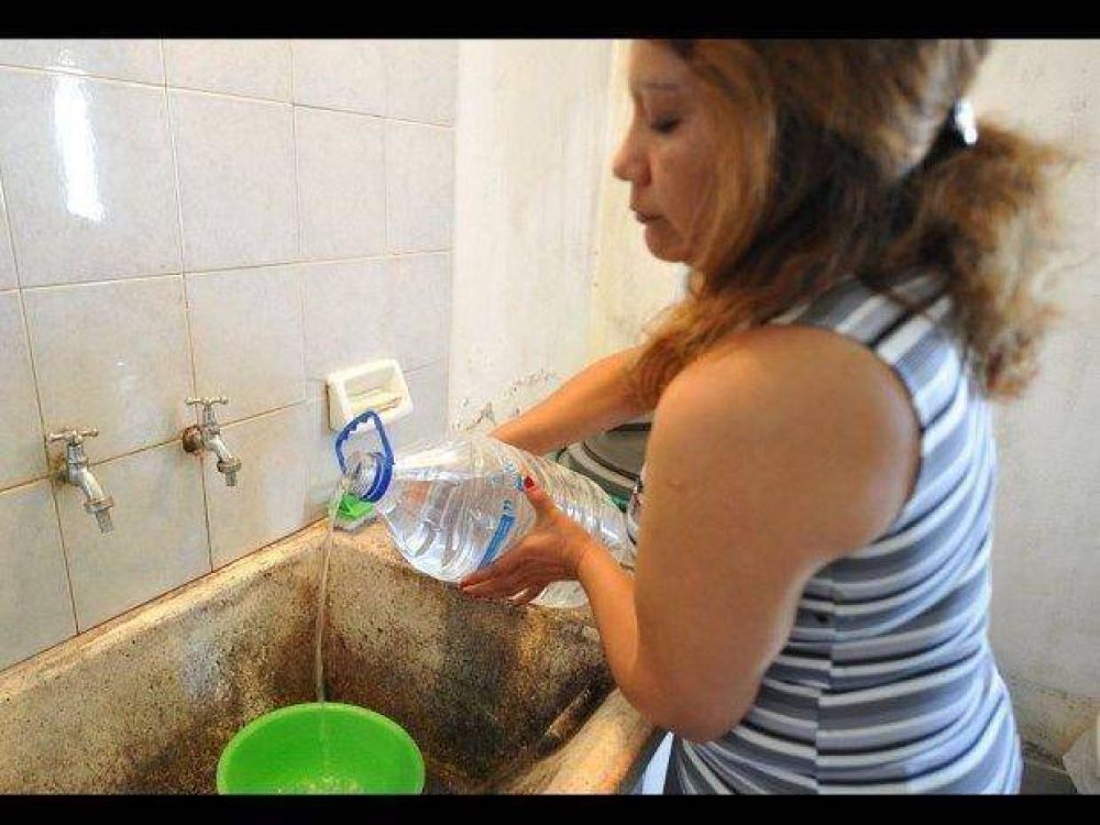 Los vecinos llegan hasta las oficinas de Aguas del Norte