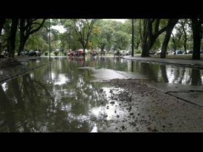 Aseguran que el pavimento afuera del Hogar Escuela cedi� por el calor
