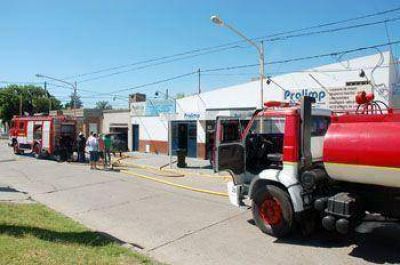 Evacuaron cuatro manzanas por un incendio en una firma de productos de limpieza
