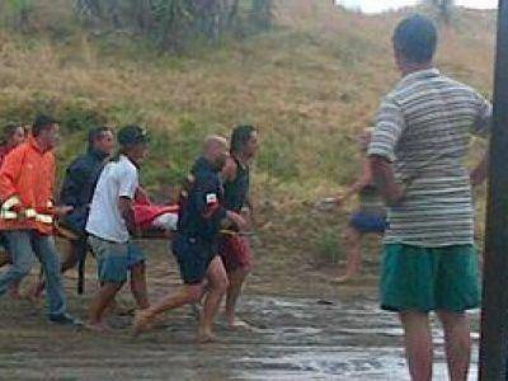 CONMOCI�N EN VILLA GESELL POR CA�DA DE RAYO: HAY 3 MUERTOS