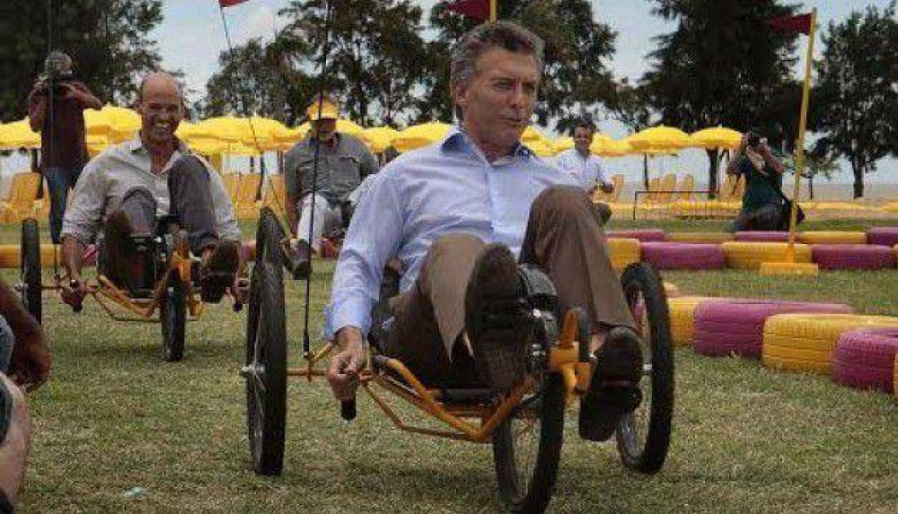 Sobre un auto a pedal, Macri lanz� la temporada de playas porte�as