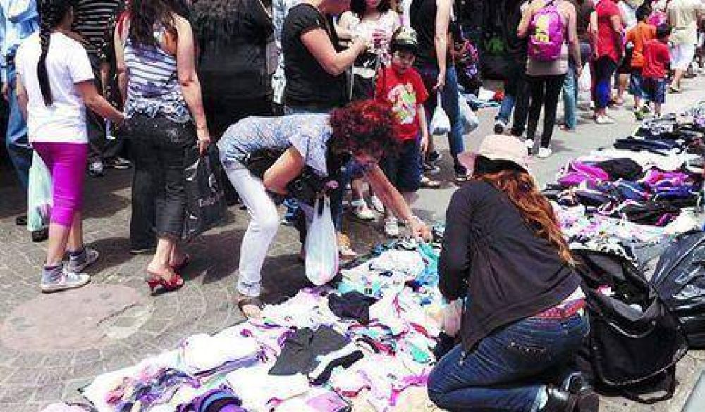 Avellaneda, la calle r�cord con 100 puestos ilegales por cuadra