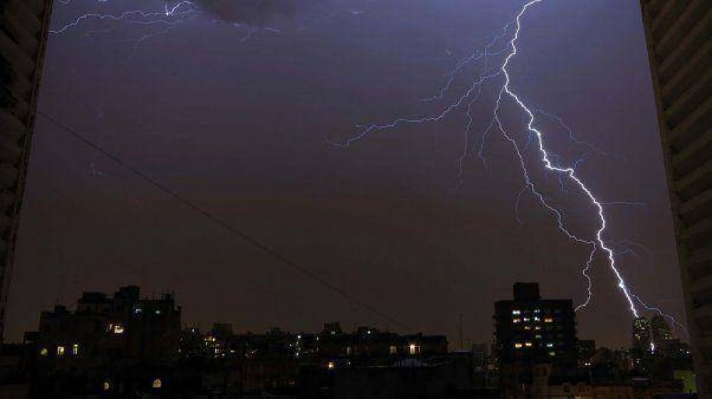 Advierten que el 90% de los edificios porte�os no tiene pararrayos
