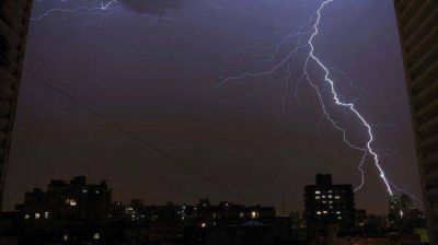 Advierten que el 90% de los edificios porte�os no tiene pararrayos
