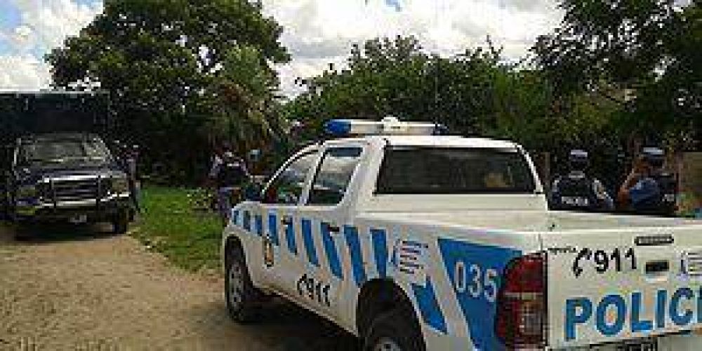 Secuestran armas y demoran a 4 personas