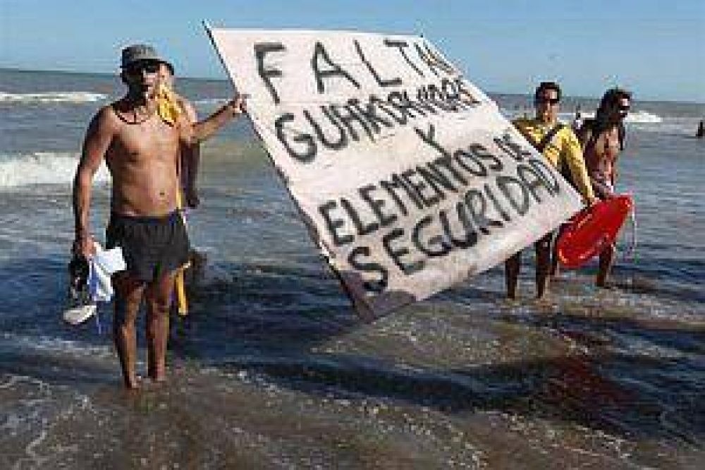 Guardavidas de Pinamar anuncian paro y aconsejan no meterse al mar