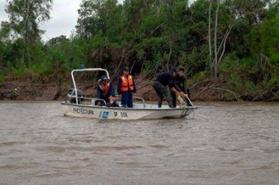 Desesperada b�squeda de pescador en el r�o Paran�