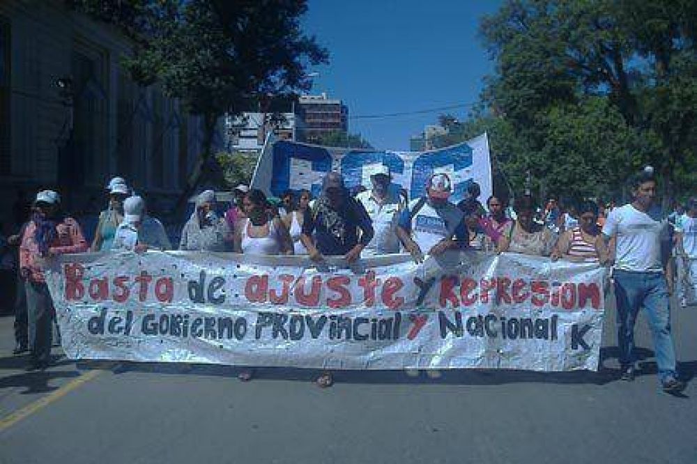 Marcha en repudio a la represi�n de abor�genes qom en Makall�