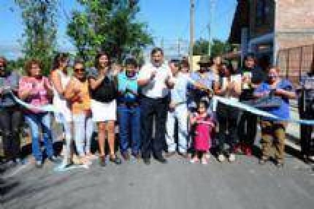 El Intendente Miguel Isa inaugur� 27 cuadras de pavimento en Santa Ana II, al sur de la Capital