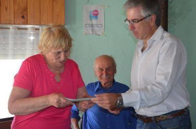 Armend�riz entreg� subsidio al Centro de Jubilados de Vald�s
