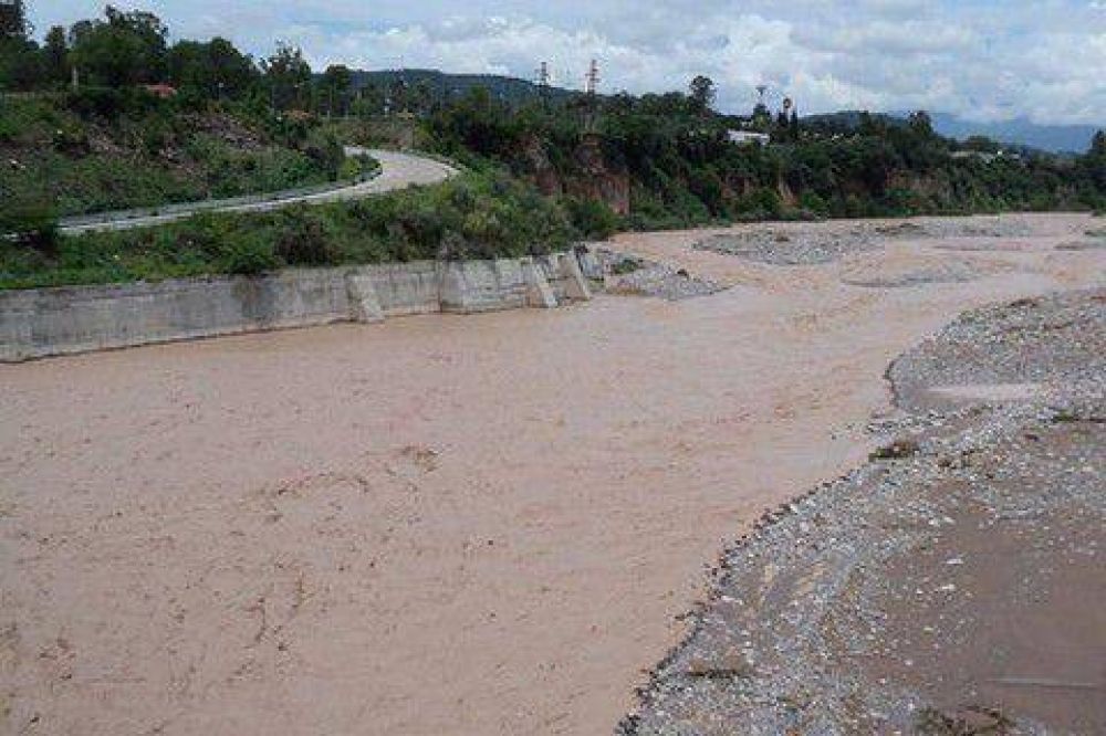 Rescatan a un menor que qued� atrapado por la crecida del r�o Grande