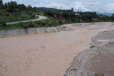 Rescatan a un menor que qued� atrapado por la crecida del r�o Grande