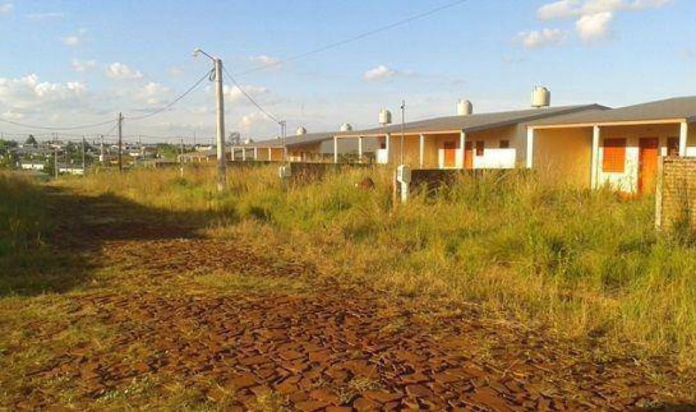 Denuncian abandono y retraso en la entrega de viviendas construidas por el gobierno provincial