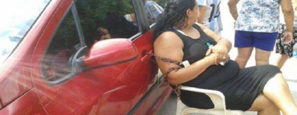 Barrio Toba sin agua: mujer se encaden� a un auto de Assa