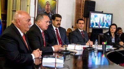 Renunci� el gabinete completo del gobierno venezolano