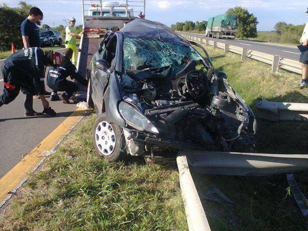 El guardarrail atraves� el auto y dos personas murieron en Ceibas