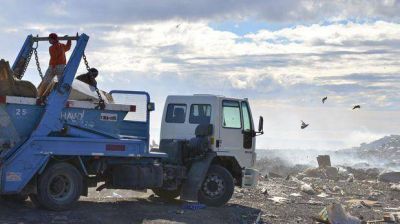 Hallan en el basural una beba muerta encintada en papel film