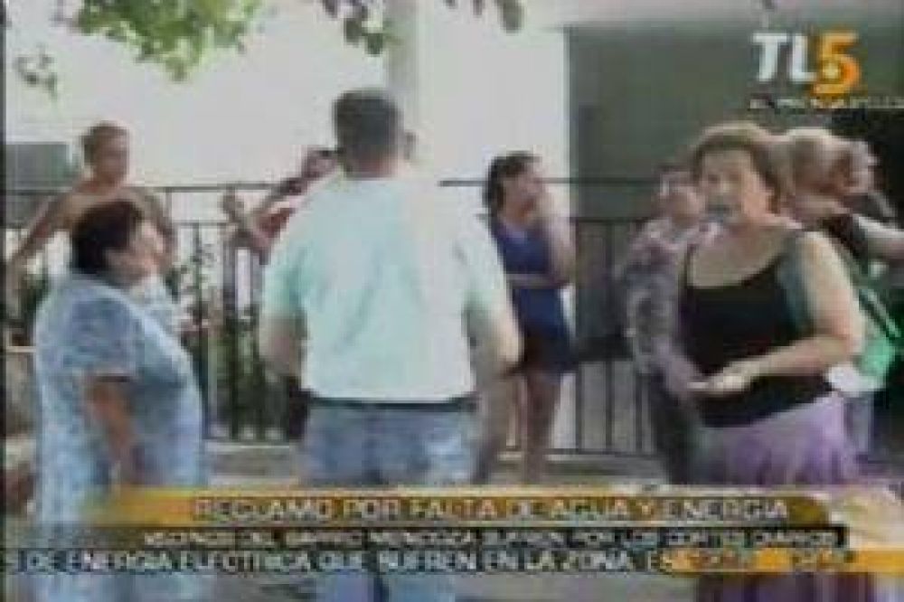 Los vecinos del Barrio Mendoza reclaman la falta de agua y energ�a