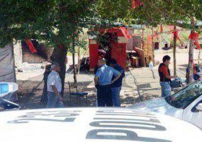 Apu�al� a un m�sico en el coraz�n porque sal�a con la ex de su hijo 