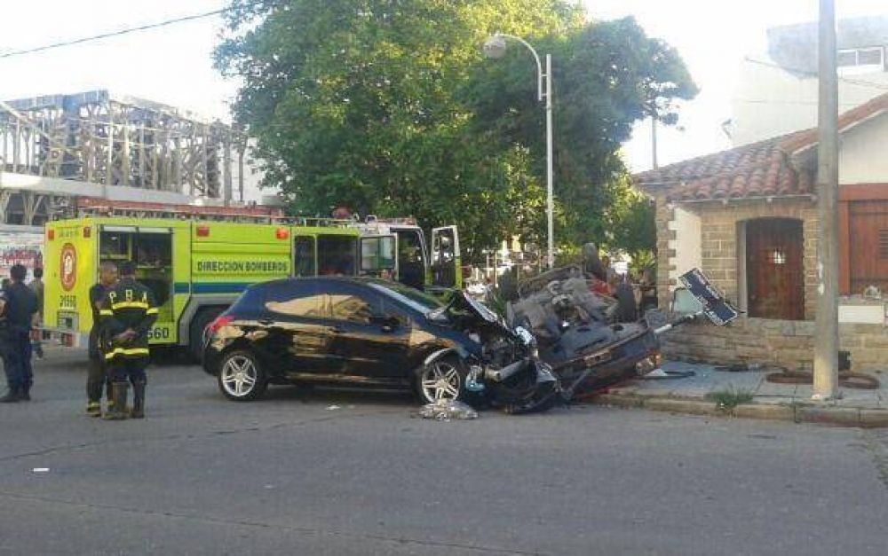 Roban un auto, huyen y chocan a una familia: un muerto