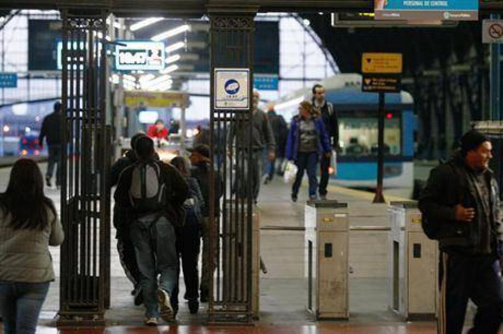 Para agilizar el servicio y que todos paguen, cambian los molinetes en el tren Mitre