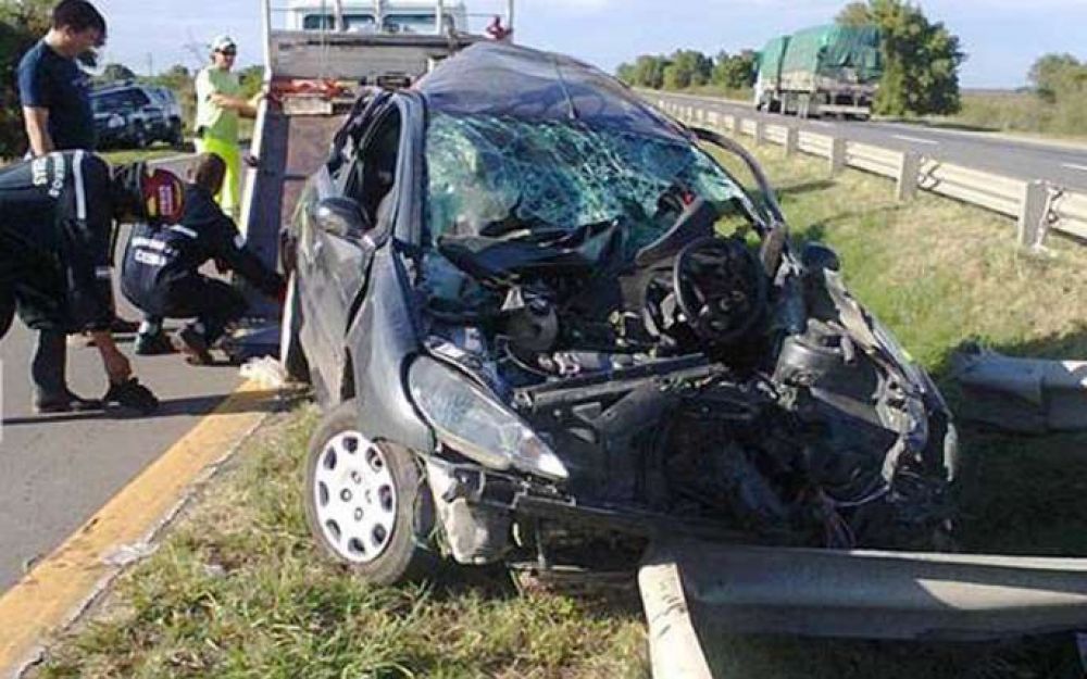 Un auto choc� el guardarrail: murieron dos personas