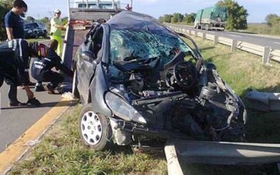 Un auto choc� el guardarrail: murieron dos personas