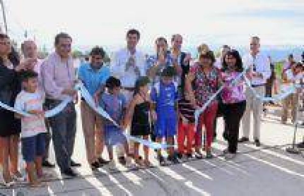 Juan Manuel Urtubey inaugur� obras de pavimento para mejorar la infraestructura del barrio Sanidad