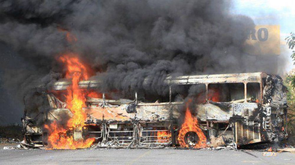 Narcos mexicanos atacaron una alcald�a tras enfrentarse con el ej�rcito y las "autodefensas"