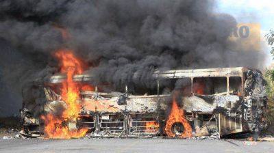Narcos mexicanos atacaron una alcald�a tras enfrentarse con el ej�rcito y las "autodefensas"