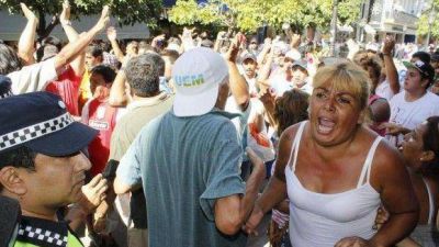 Ambulantes intentaron instalarse en el centro y fueron desalojados violentamente