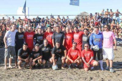 Sergio Massa jug� al f�tbol con famosos en Mar del Plata 