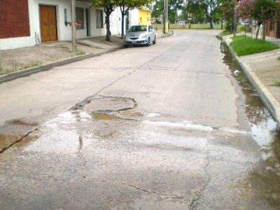 Reclamo de vecinos por p�rdida de agua en la calle